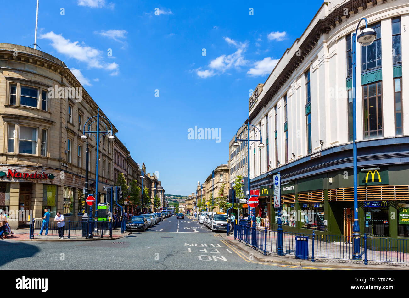 Negozi e ristoranti su John William Street nel centro della città, Huddersfield, West Yorkshire, Englsnd, REGNO UNITO Foto Stock