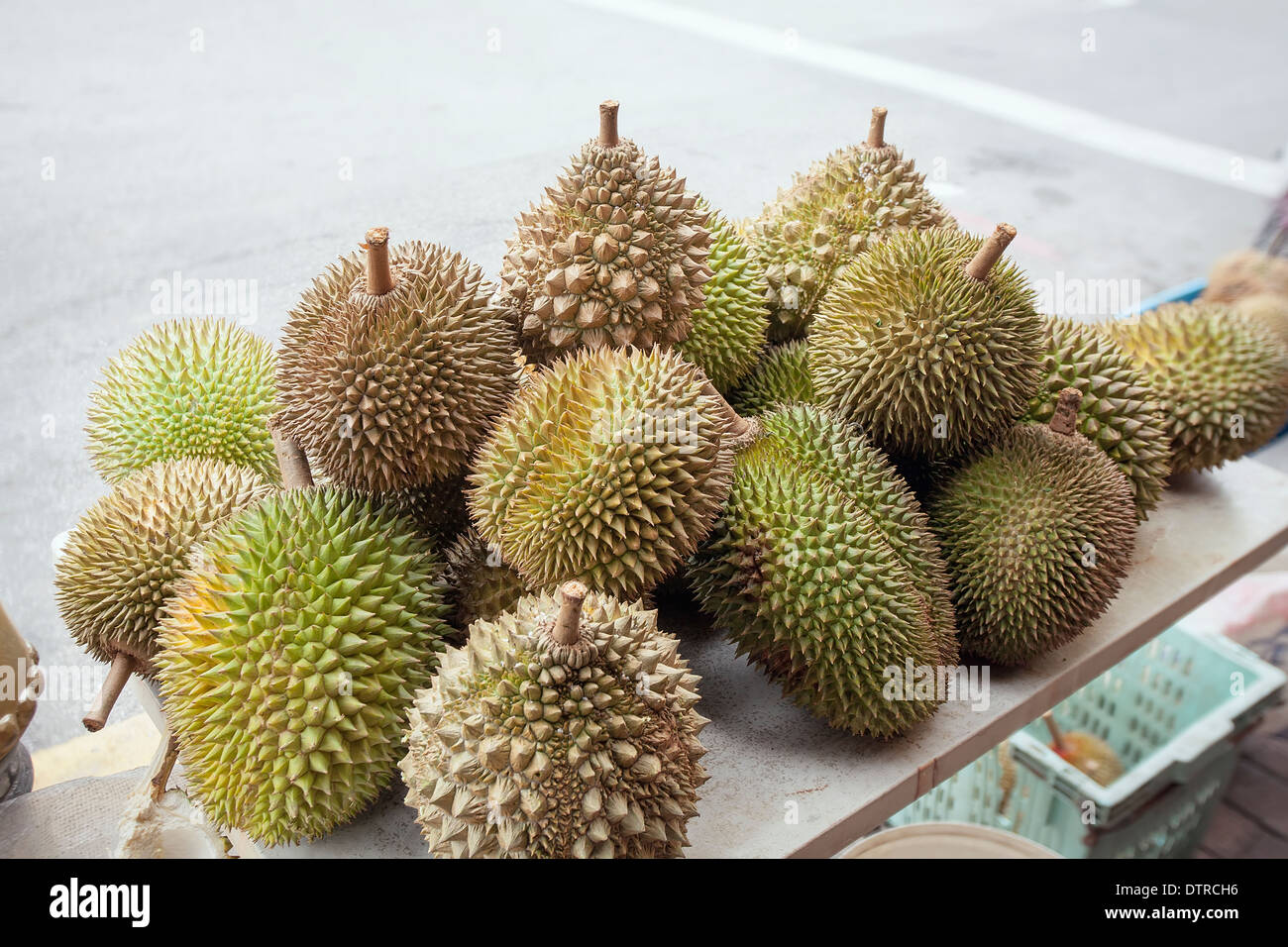Frutta Durian vendere dal lato strada in Malesia Foto Stock