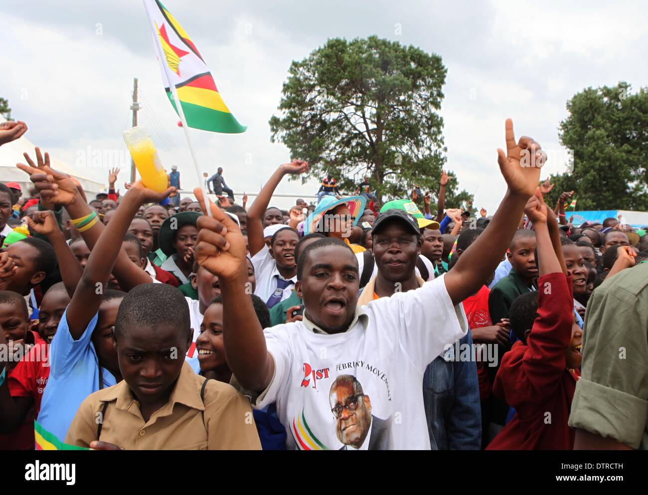 Marondera, Zimbabwe. 23 feb 2014. La popolazione dello Zimbabwe celebrare il novantesimo compleanno del loro presidente Robert Mugabe in Marondera, 75 km da Harare, Zimbabwe, febbraio 23, 2014. Mugabe, che ha girato 90 Venerdì, rafforzando la sua registrazione come l'Africa più antichi del presidente e uno dei più lunghi che regna sul continente. Credito: Xinhua/Alamy Live News Foto Stock