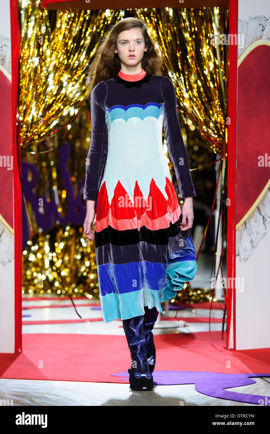 Un modello indossa un design creato da Meadham Kirchhoff durante la London Fashion Week Autunno/Inverno 2014, alla Tate Modern. Foto Stock