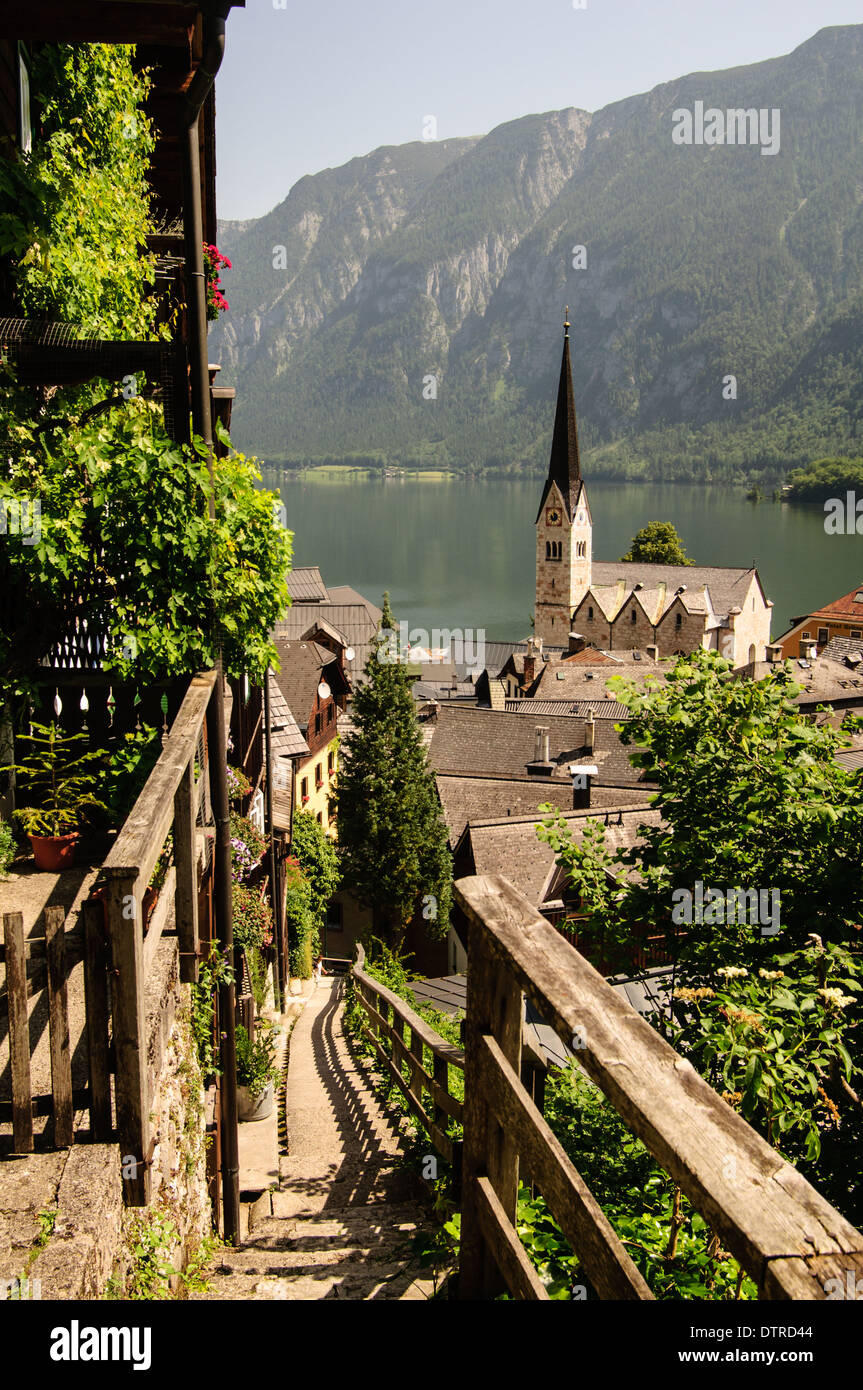 Scale con corrimano in legno fino al centro di Hallstatt nel mezzogiorno Foto Stock