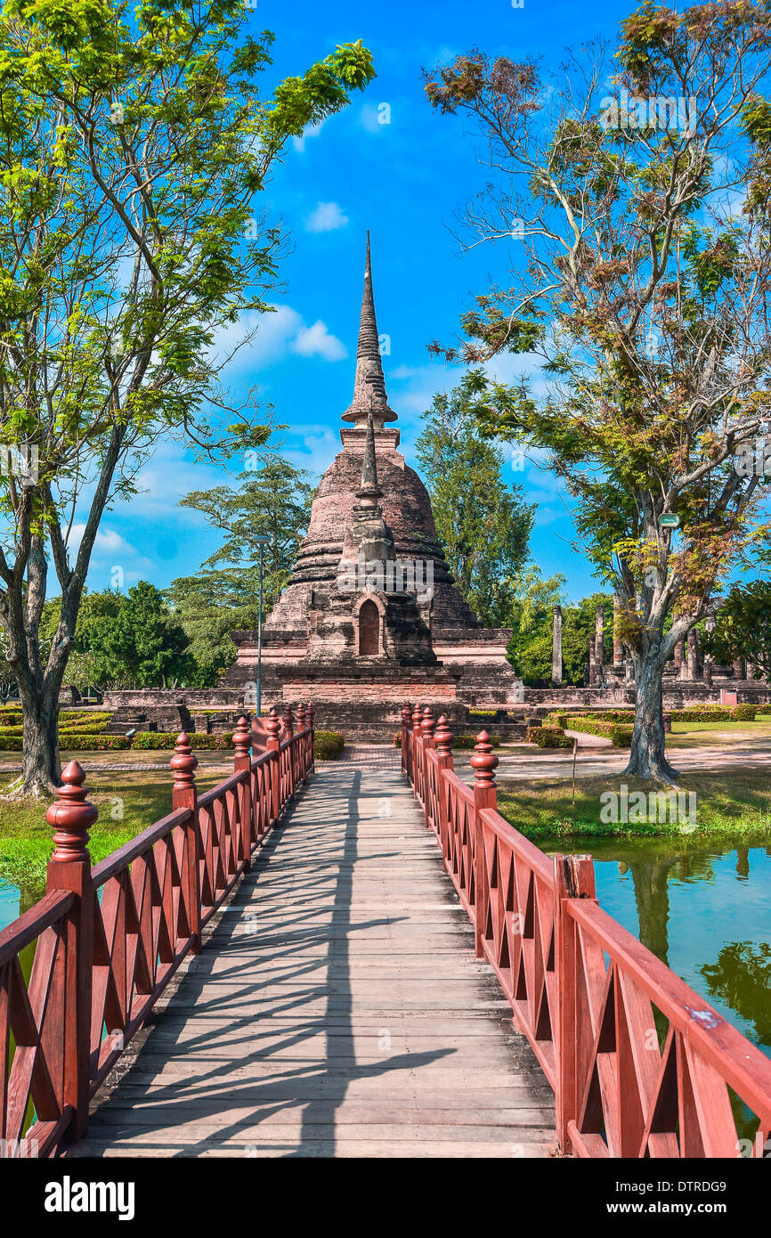Vecchio chedi (stupa buddisti) in Sukhothai, Thailandia Foto Stock