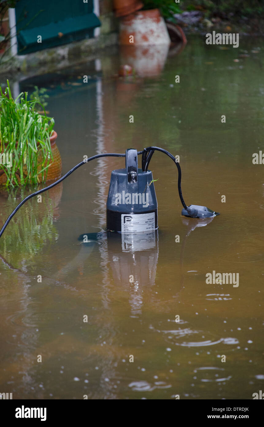 Pompa nel giardino allagati Foto Stock