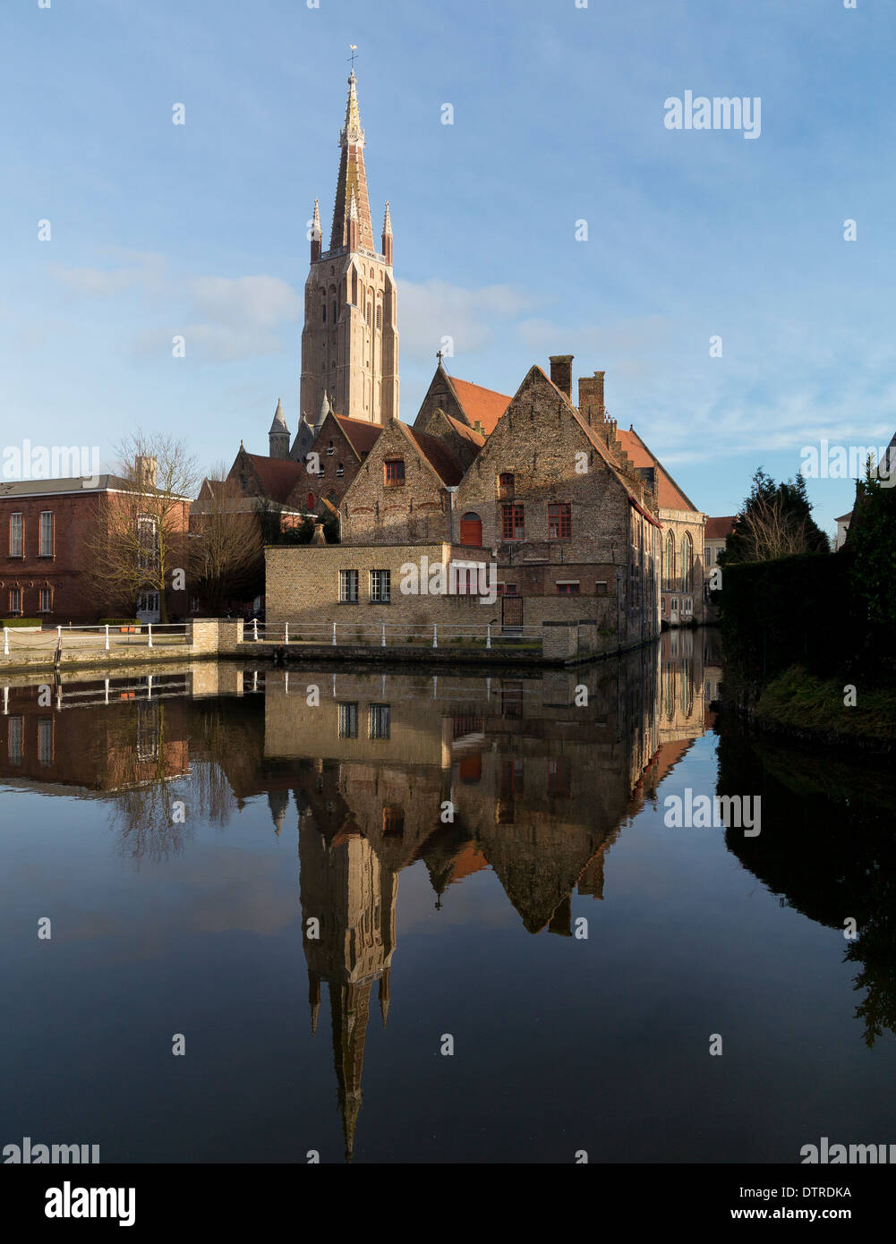 Edifici riflettendo su di un canale di Bruges (Onze Lieve Vrouwekerk, Brugge, Belgio) Foto Stock