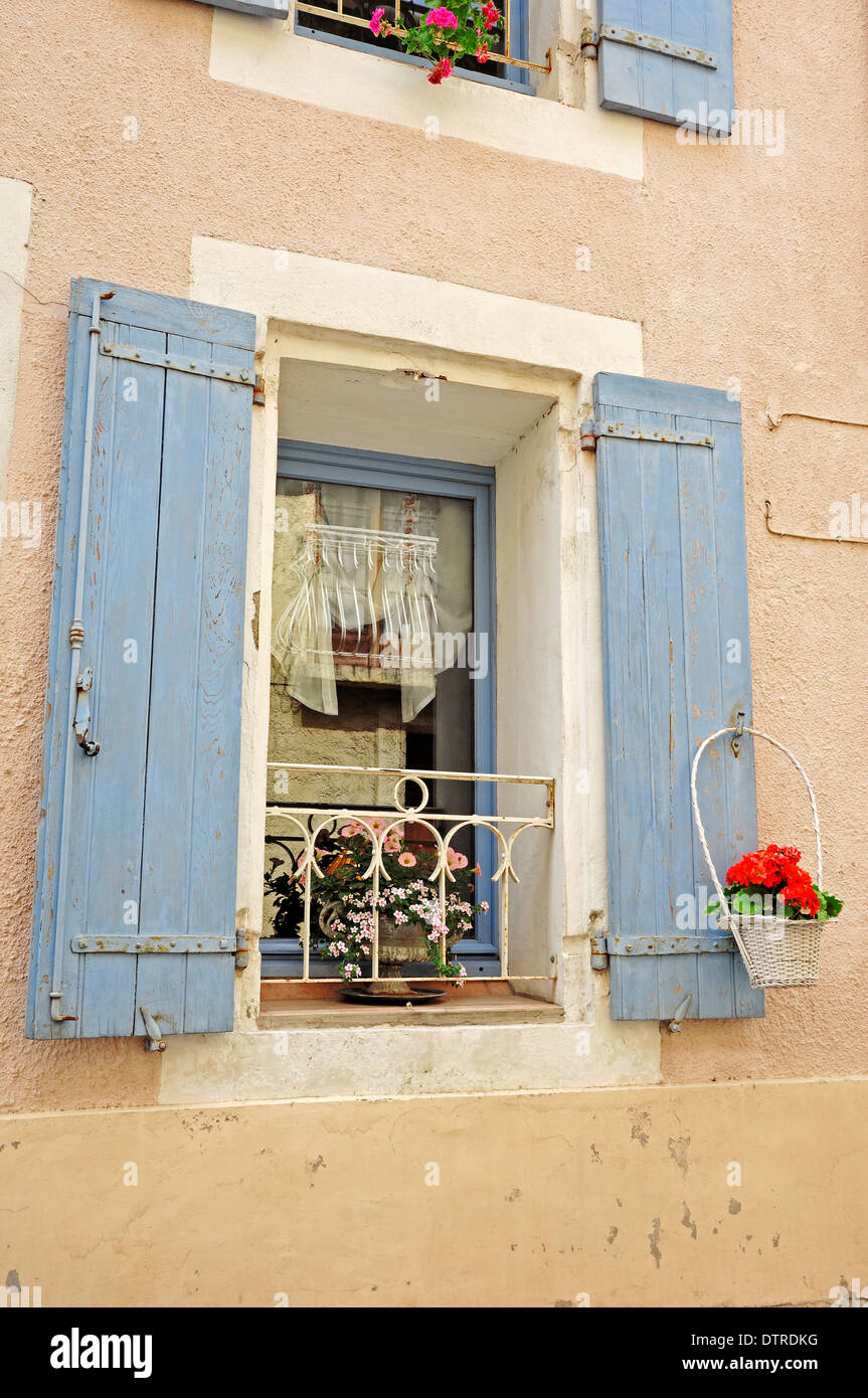 Finestra con persiane, Aigues-Mortes, CAMARGUE, Gard, Languedoc-Roussillon, Francia meridionale Foto Stock