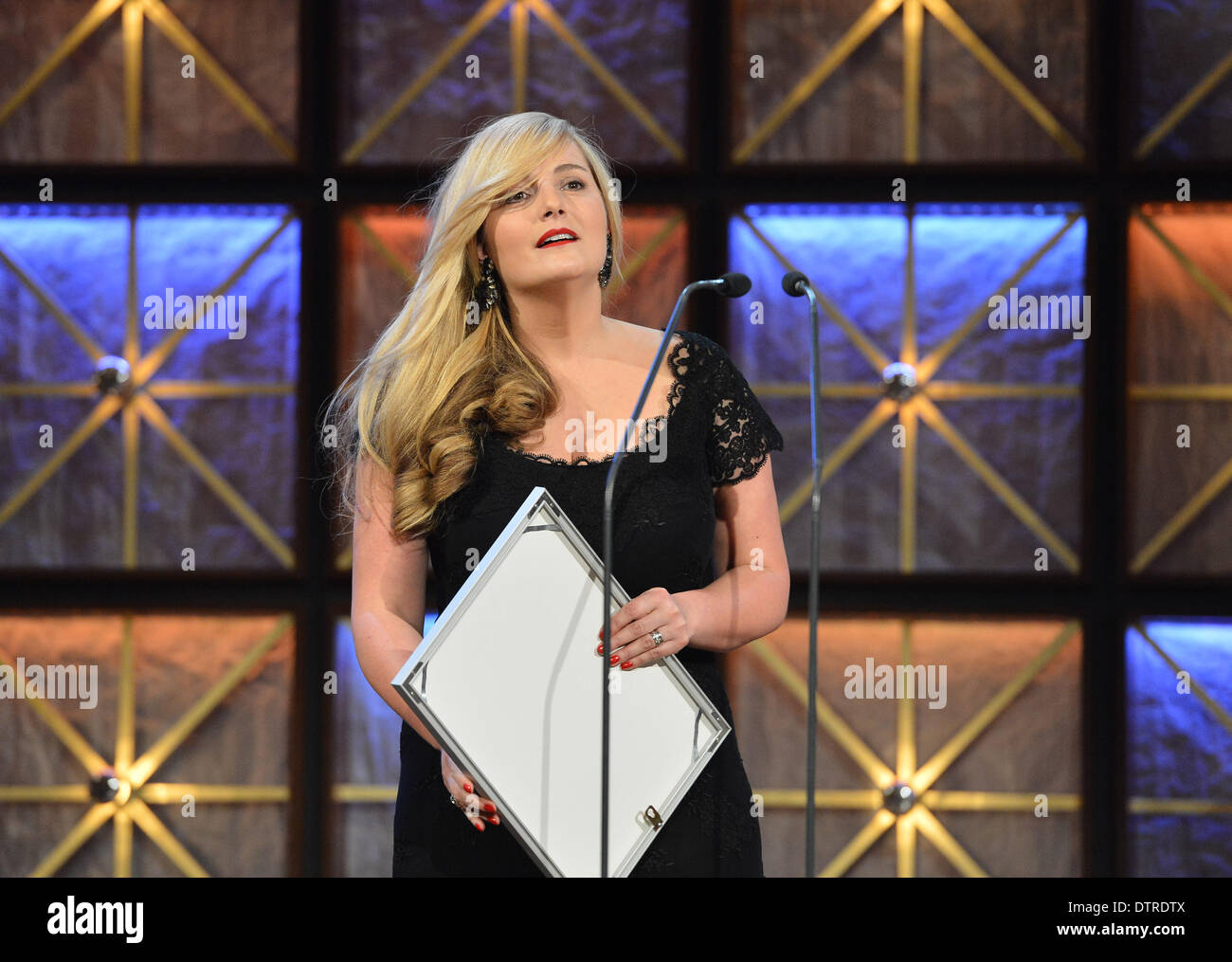 Produttori del roveto ardente (Horici Ker) movie posano con premio annuale Czech Lion per il miglior film a Praga, nella Repubblica ceca il 22 febbraio 2014. Roveto Ardente è un 2013 di tre mini-serie creata per HBO dal regista polacco Agnieszka Holland. Tereza Palachova. (CTK foto/Michal Dolezal) Foto Stock