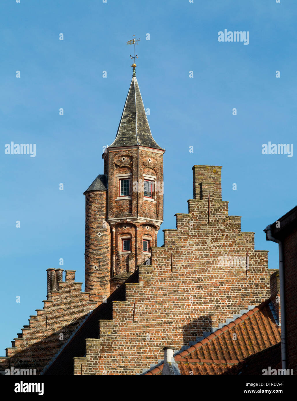 In corrispondenza della giunzione di Carmersstraat e Kruisvest in Oriente centro di Bruges (Brugge) è questa torre in mattoni Foto Stock In corrispondenza della giunzione di Carmersstraat e Kruisvest in Oriente centro di Bruges (Brugge) è questa torre in mattoni Foto Stock