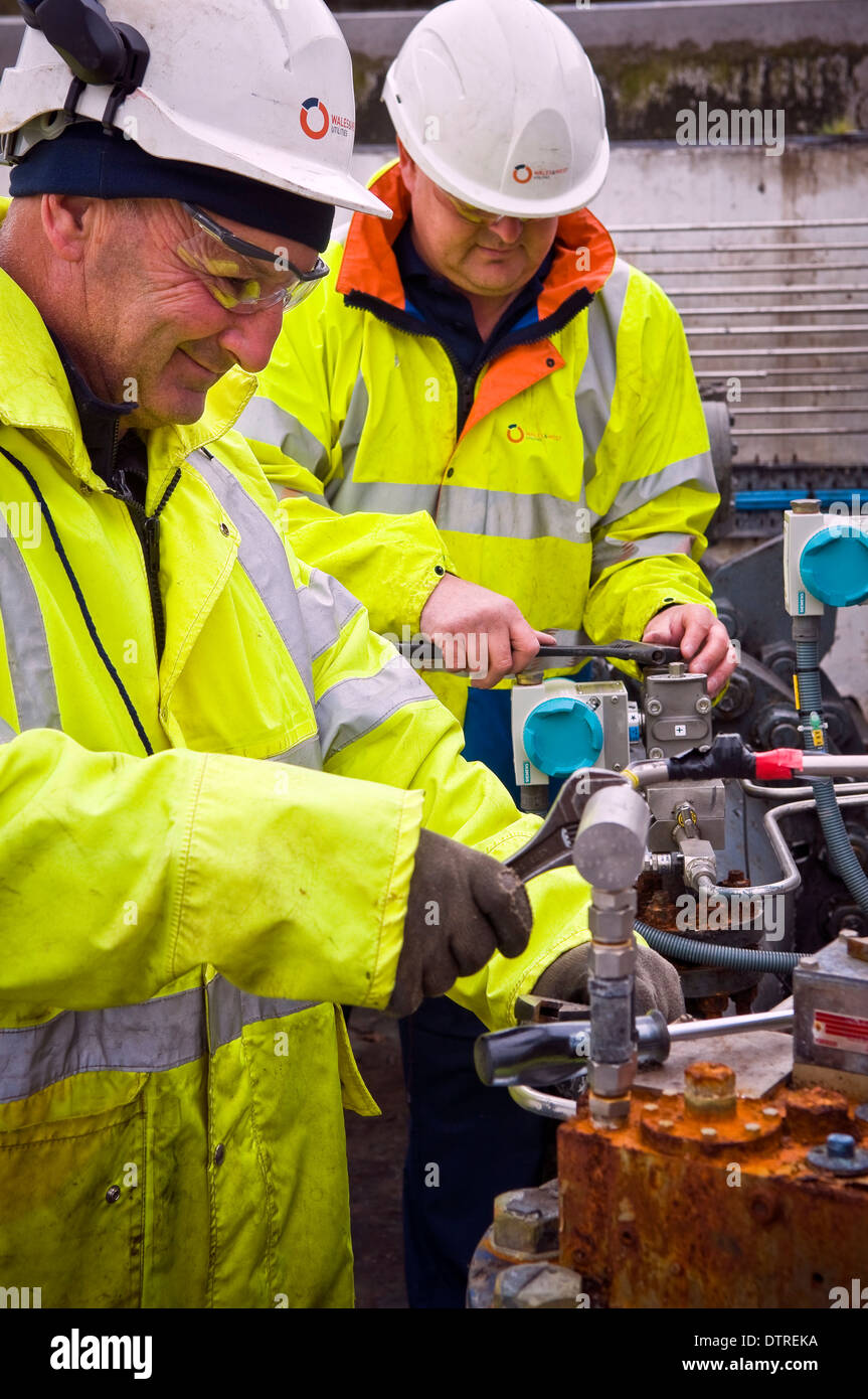 Gli ingegneri di gas di effettuare lavori di manutenzione in corrispondenza di una stazione di pompaggio di gas nel Galles del Sud, Regno Unito Foto Stock