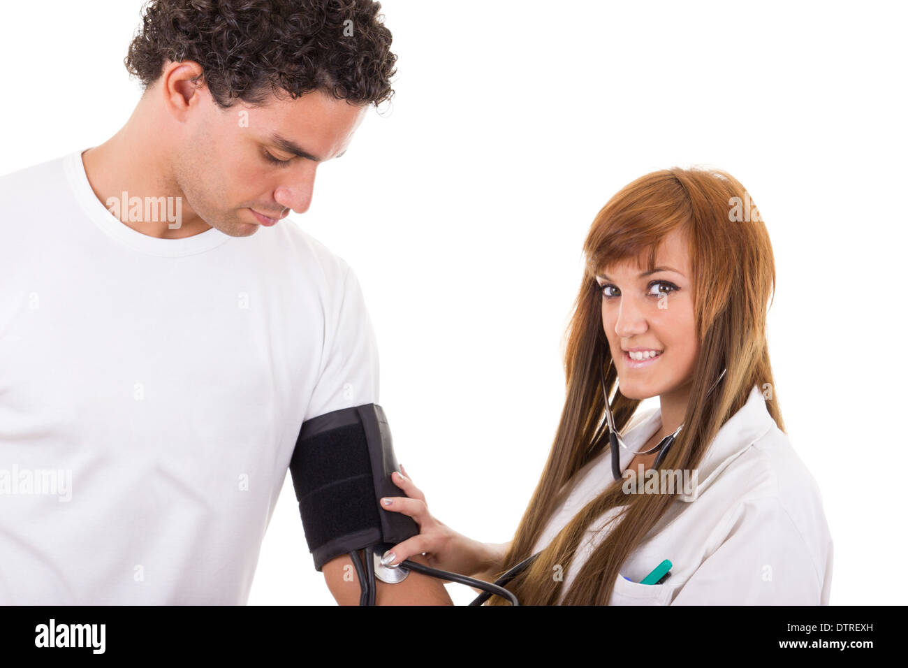 Infermiera professionale o medico misura la pressione sanguigna di un paziente Foto Stock