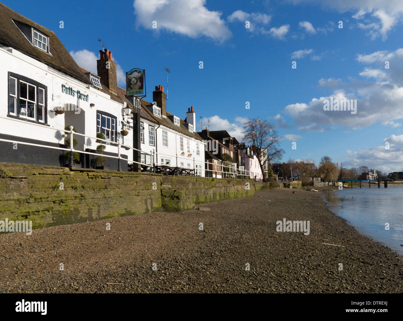 La testa di tori, pub è situato in una posizione sulla riva del fiume a trefolo sul verde, Chiswick, West London Foto Stock