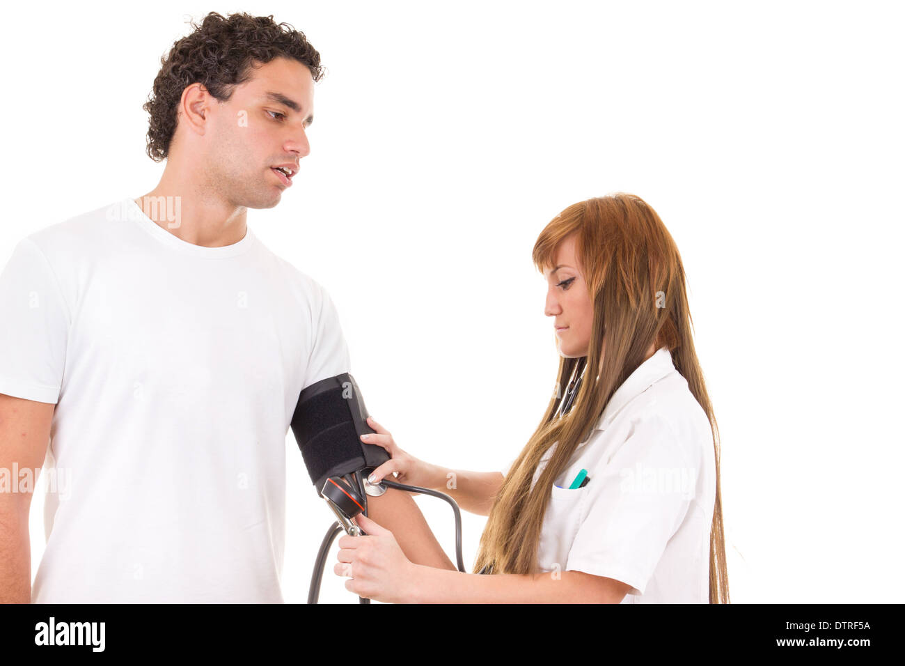 Infermiera professionale o medico misura la pressione sanguigna di un paziente malato Foto Stock