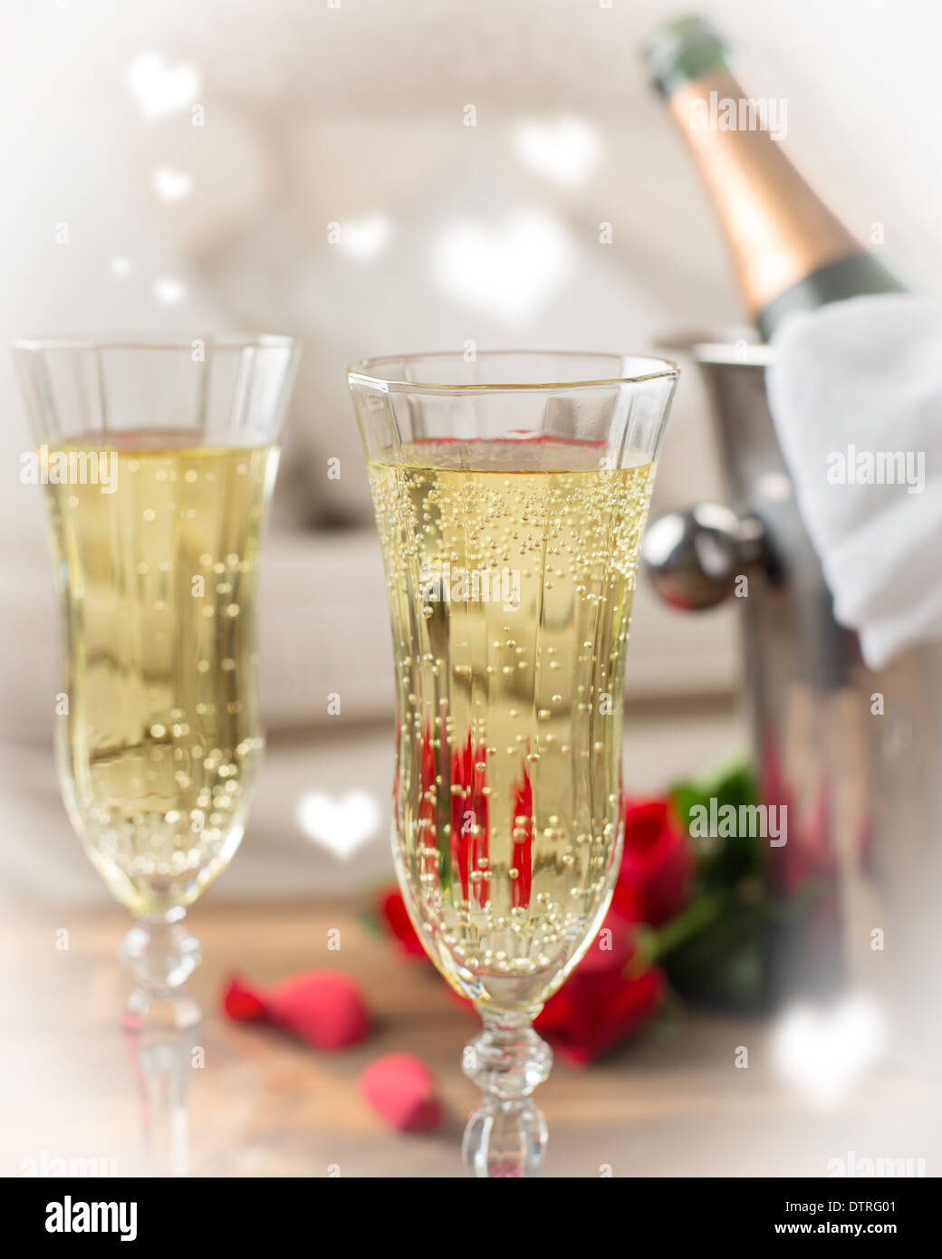 Chiusura del bicchiere di champagne con ulteriore vetro e secchiello per il ghiaccio in background Foto Stock