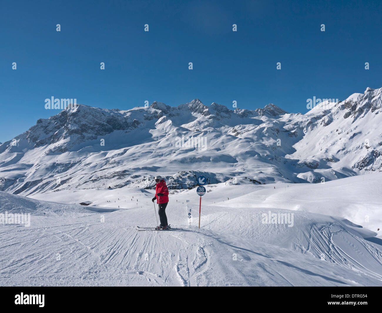Tranquille piste su un cielo blu giorno da Lech a Zurs sullo sfondo bianco del percorso ad anello. Da Trittboden Trittalp per impianti di risalita. Foto Stock