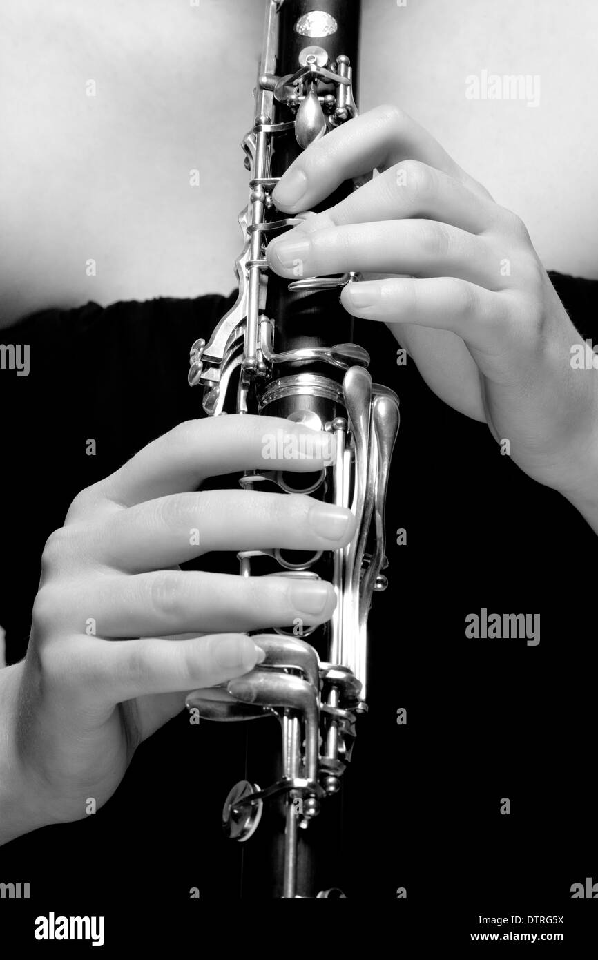 Le mani del giovane musicista femmina giocando Clarinetto Foto Stock