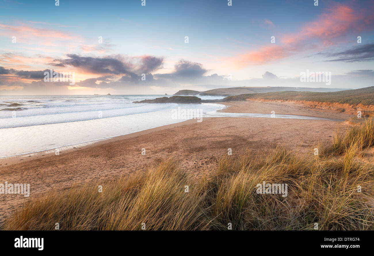 Constantine Bay guardando verso Booby's Bay e testa Trevose vicino a Padstow sulla costa atlantica della Cornovaglia Foto Stock