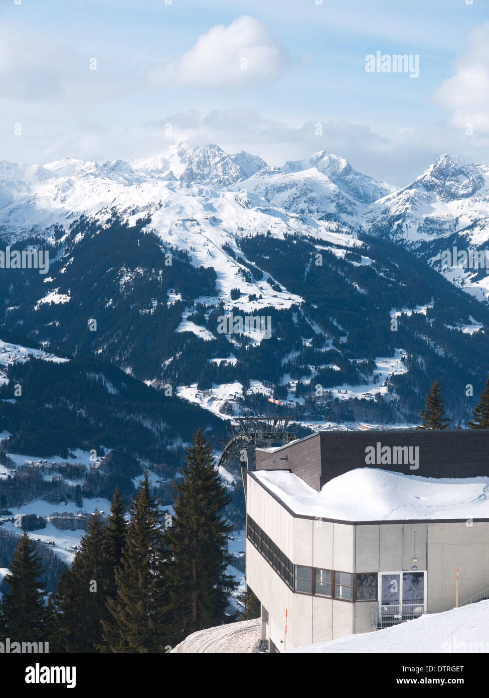 Una visione a lungo termine della località sciistica di Schruns Tschagguns nel Voralberg Austria prese da Montafon Hochjoch ski area Foto Stock