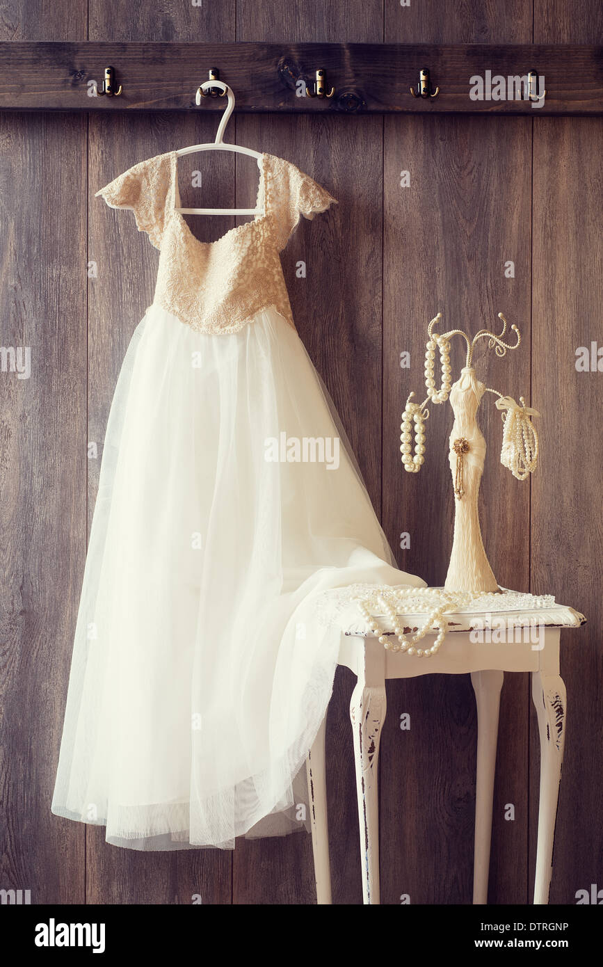 Piuttosto il vestito e tavolo con perla gioielli - vintage effetto di tono Foto Stock
