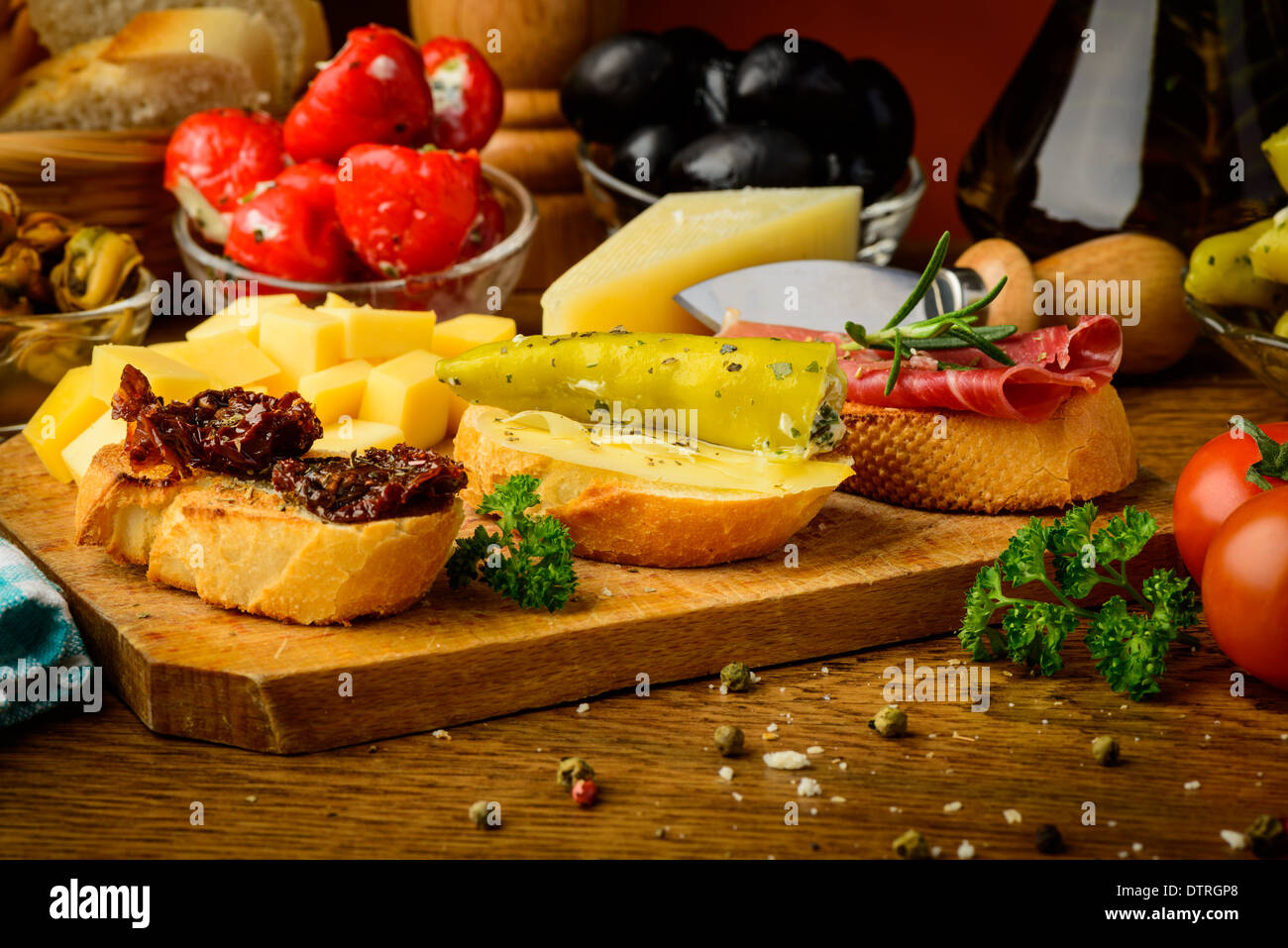 Ancora vita con le tradizionali tapas mediterranee snack alimentare Foto Stock