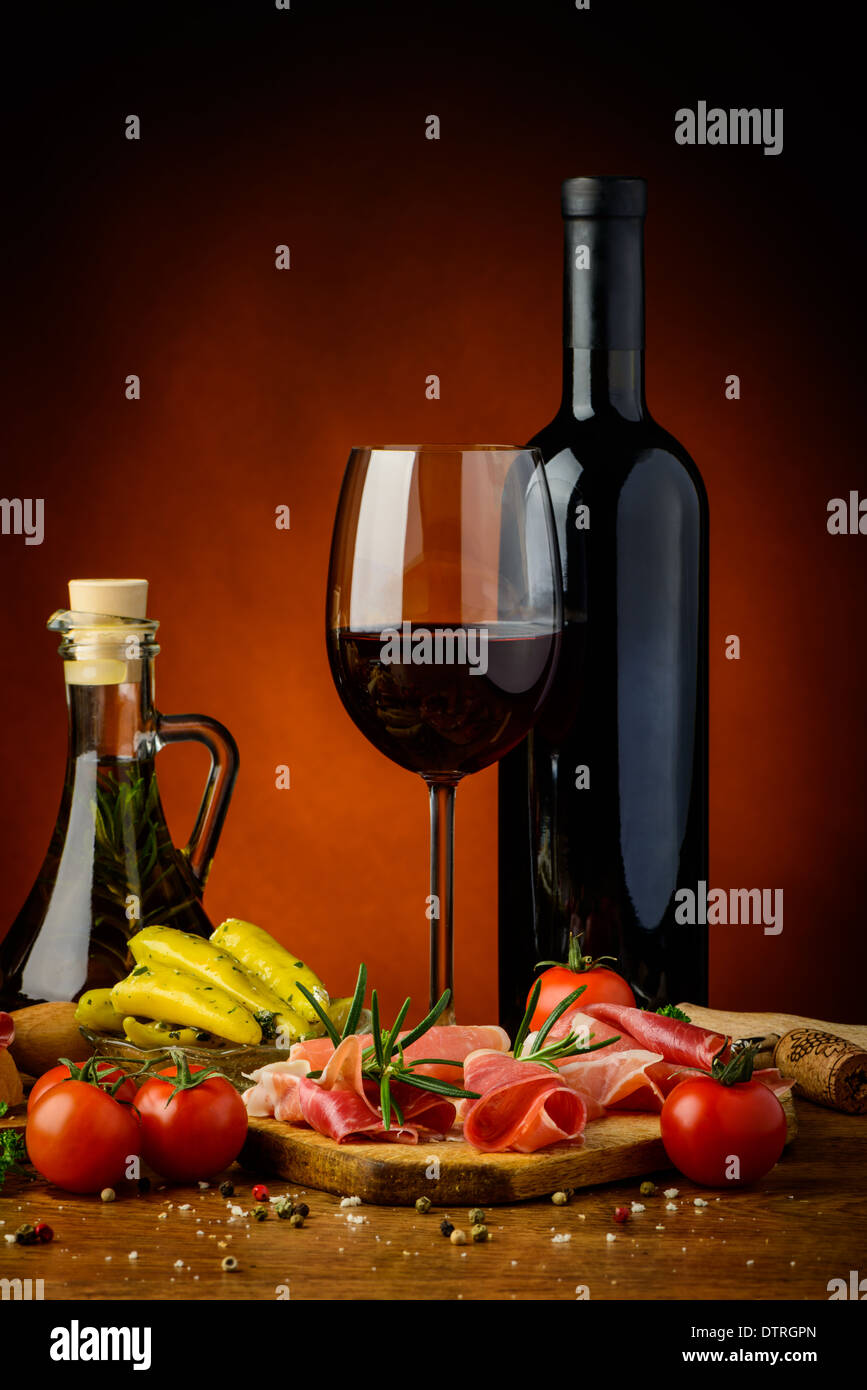 Ancora in vita con tapas tradizionali, il prosciutto Serrano e vino rosso Foto Stock