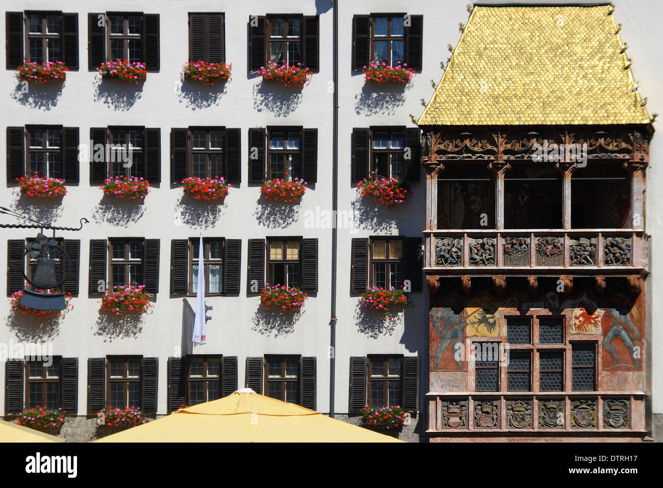 Il Tetto d'Oro (Goldenes Dachl), un punto di riferimento di Innsbruck, in Austria. Foto Stock