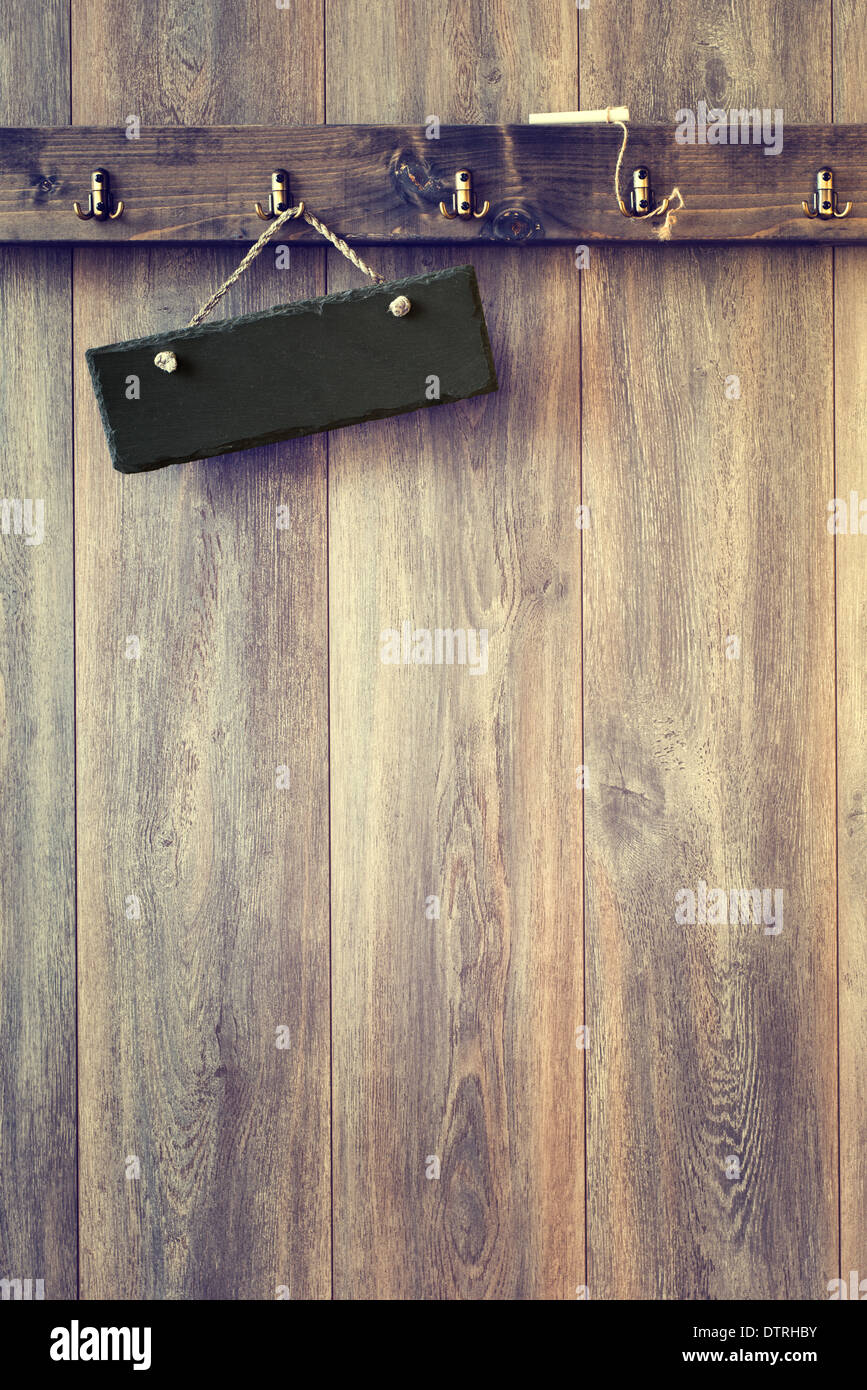 Vuoto segno di ardesia appeso su rustiche pareti in legno - tono vintage effetto aggiunto al legno Foto Stock