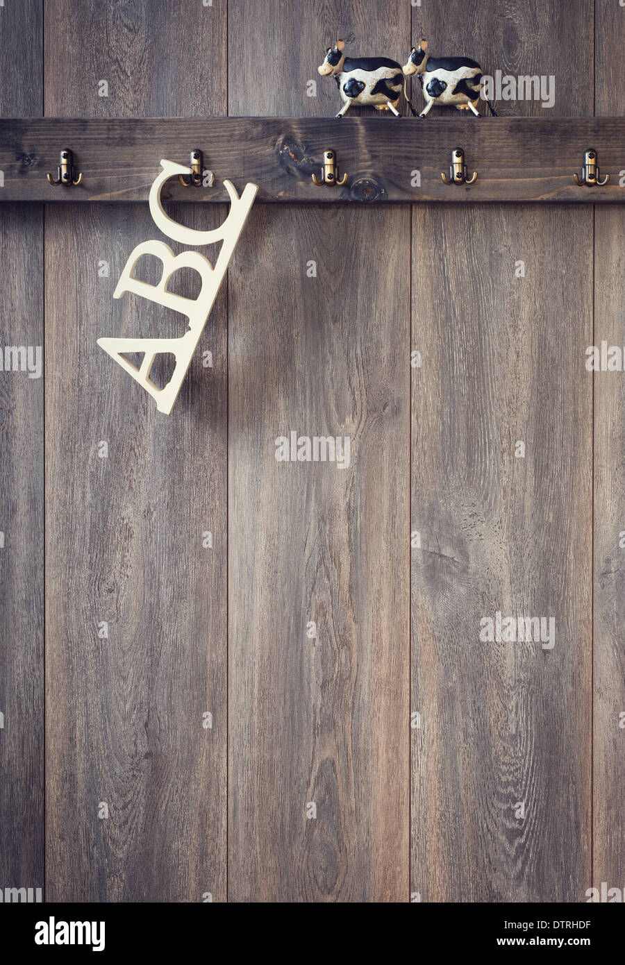 ABC alfabeto lettere appesa al gancio con cortile dei giocattoli di vacca Foto Stock