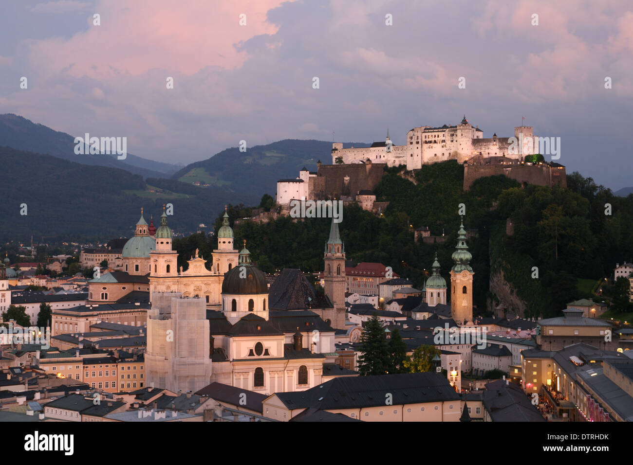 Panoramica sulla città di Salisburgo e il suo castello al tramonto, Austria. Foto Stock