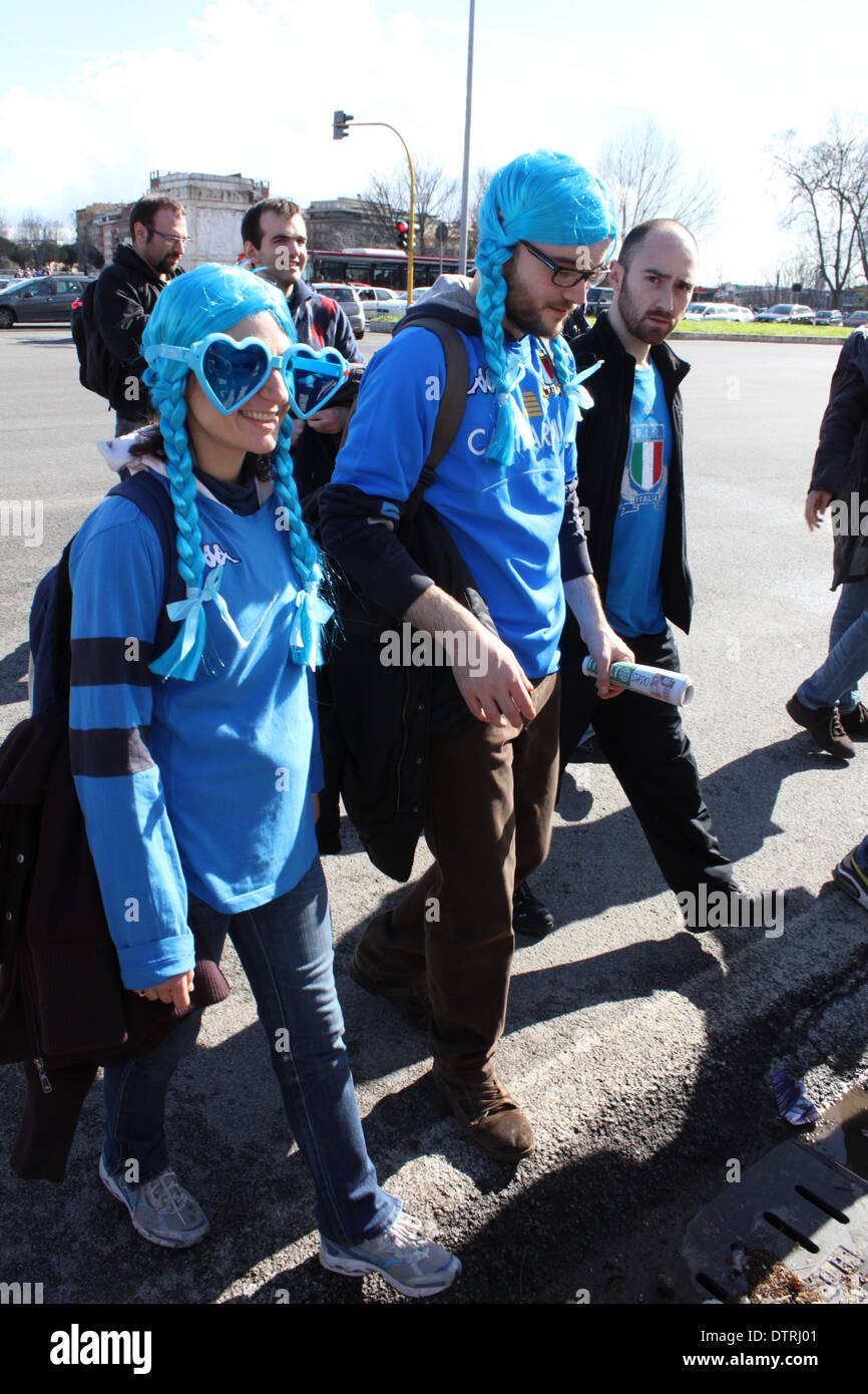 Roma, Italia. Il 22 febbraio 2014. rugby fan al di fuori dello stadio Olimpico di Roma per il sei nazioni partita Italia contro Scozia. Credito: Gari Wyn Williams / Alamy Live News Foto Stock