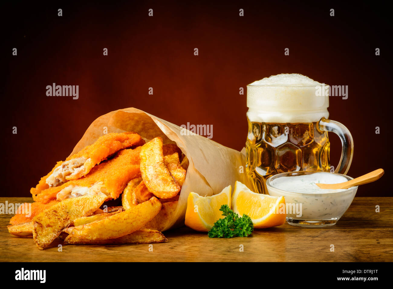 Vita tranquilla con il tradizionale pesce fatti in casa, patatine e birra Foto Stock