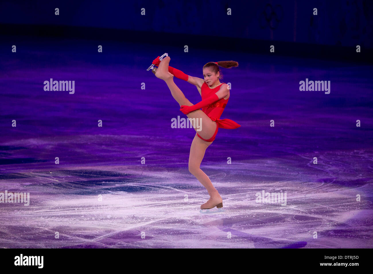 Febbraio 22, 2014 - Sochi, Russia - Yulia Lipnitskaia della Russia eseguire a ''Je taime'' durante il pattinaggio sul ghiaccio al Gala di pattinaggio Iceberg Palace durante il Sochi 2014 Olimpiadi invernali a Sochi, Russia. (Credito Immagine: © Paul Kitagaki Jr./ZUMAPRESS.com) Foto Stock