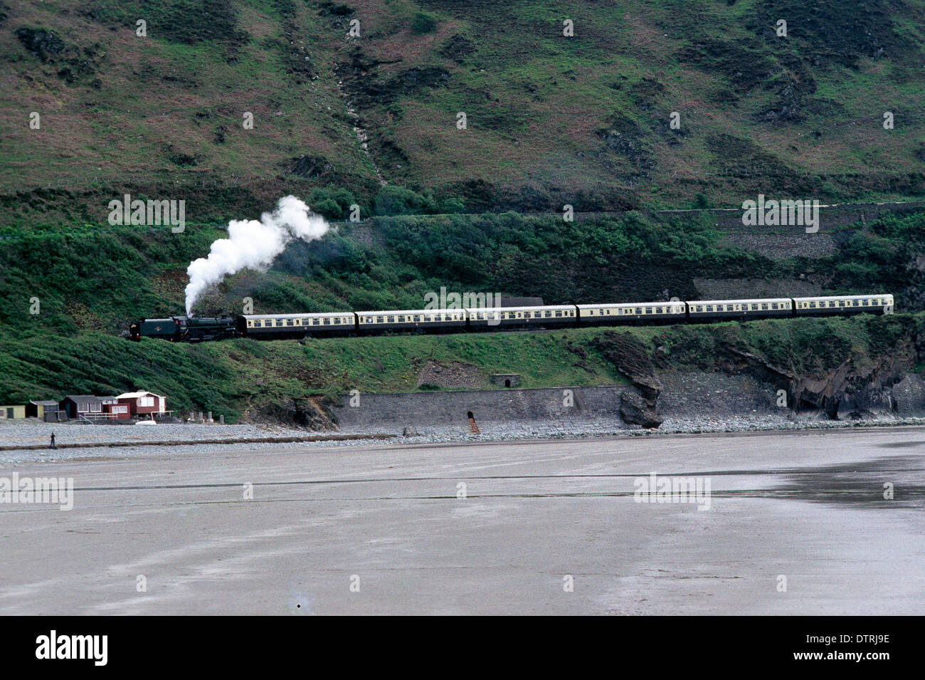 Locomotiva a vapore 75069 puling il Cambrian Coast Express verso Fairbourne Wales UK 1991 Foto Stock