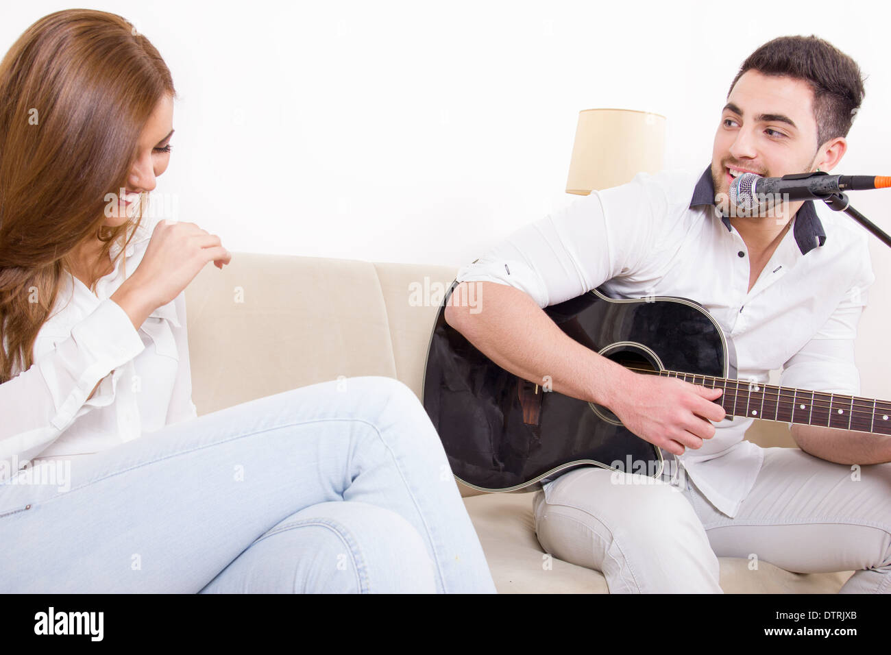Uomo bello suonare la chitarra e cantare ad una bella ragazza Foto stock -  Alamy