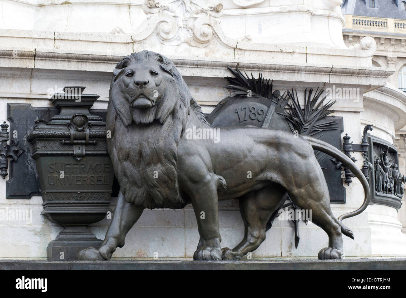 Una statua di un leone di bronzo a Parigi Francia Foto Stock