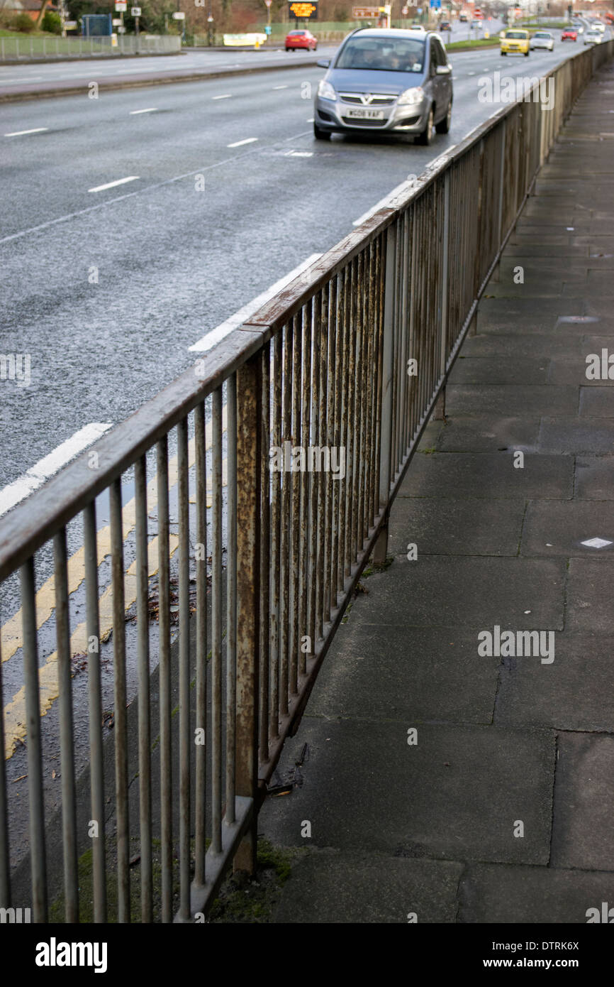 Ringhiere di sicurezza sul lato di Chester Road a Manchester in Inghilterra, Regno Unito Foto Stock