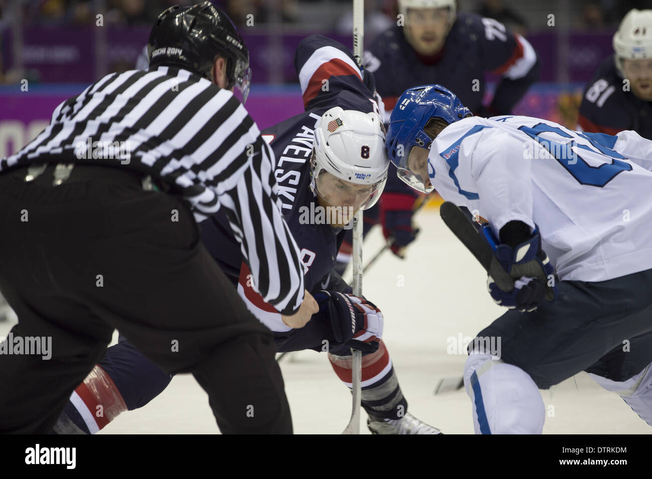 Sochi, Russia. Il 22 febbraio, 2014. 2014 Olimpiadi invernali - Sochi, Russia.Hockey USA vs Finlandia - Uomini - Bronzo.USA Hockey è JOE PAVELSKI © Jeff Cable/ZUMAPRESS.com/Alamy Live News Foto Stock