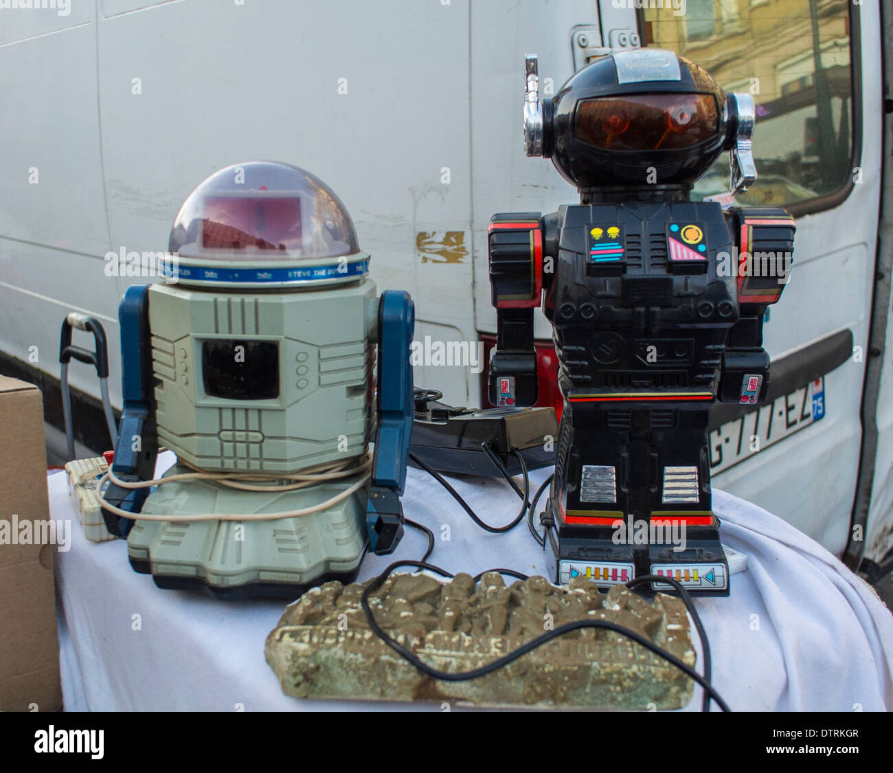Parigi, Francia, primo piano, giocattoli robot in mostra in strada, shopping mercato francese delle pulci nel quartiere Belleville, giocattoli vintage per bambini, mercato vintage, collezione, shopping negli anni '1980 Foto Stock