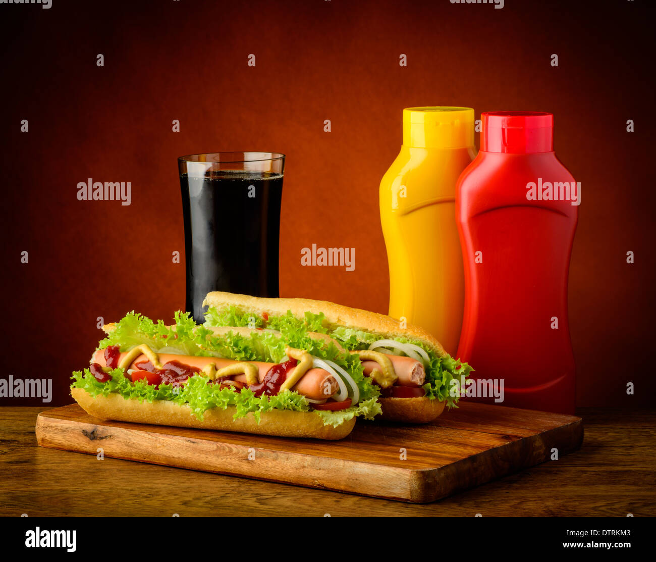 Ancora in vita con hotdog menu, ketchup, senape e bevanda di cola Foto Stock