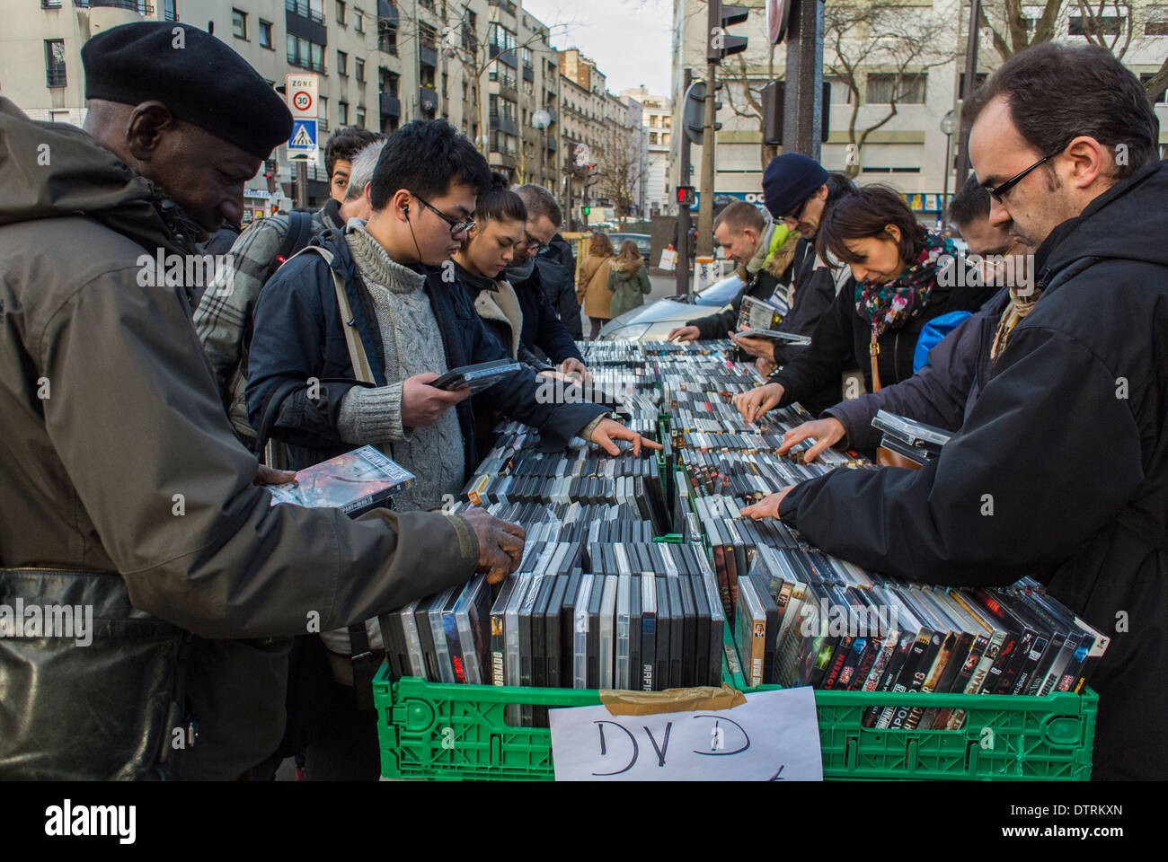 Parigi, Francia. Grande affluenza di persone che fanno shopping al mercato francese delle pulci, vecchi dischi in vinile, nella zona di Belleville, gli acquirenti scelgono negozi di dischi di merci Foto Stock