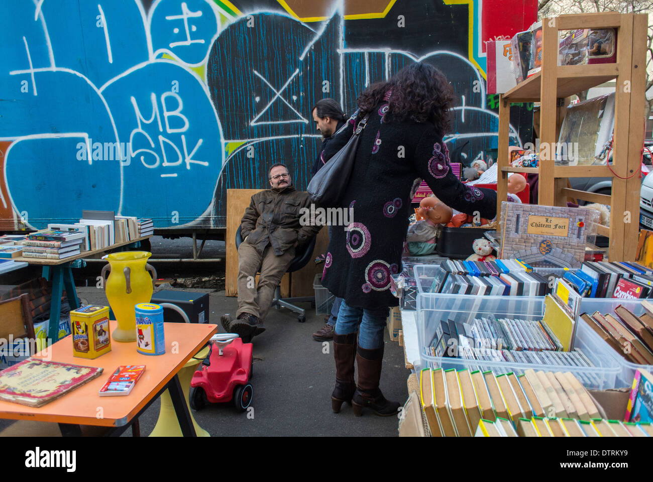 Parigi, Francia., shopping donna al mercato francese delle pulci, dischi di musica vintage, negozi di dischi nell'area di Belleville Foto Stock