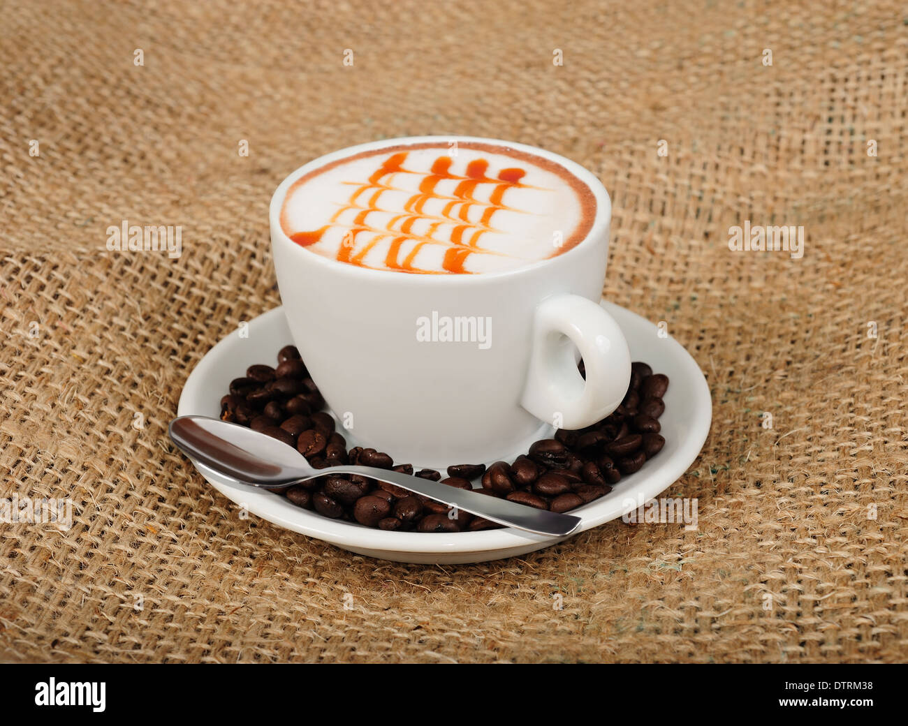 Cappuccino con i chicchi di caffè e cucchiaino Foto Stock