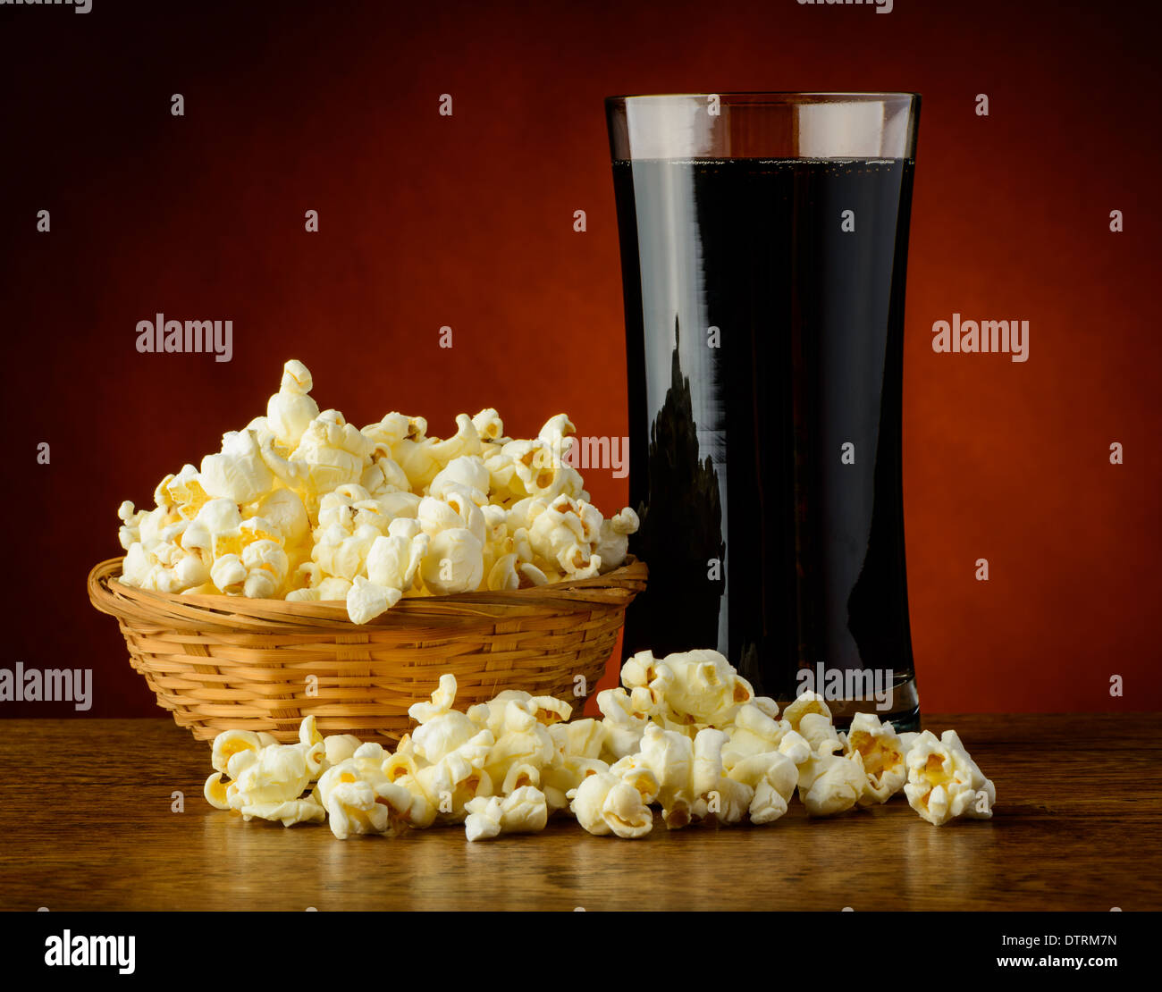 Ancora vita con tradizionale di popcorn e bicchiere di bibita cola Foto Stock