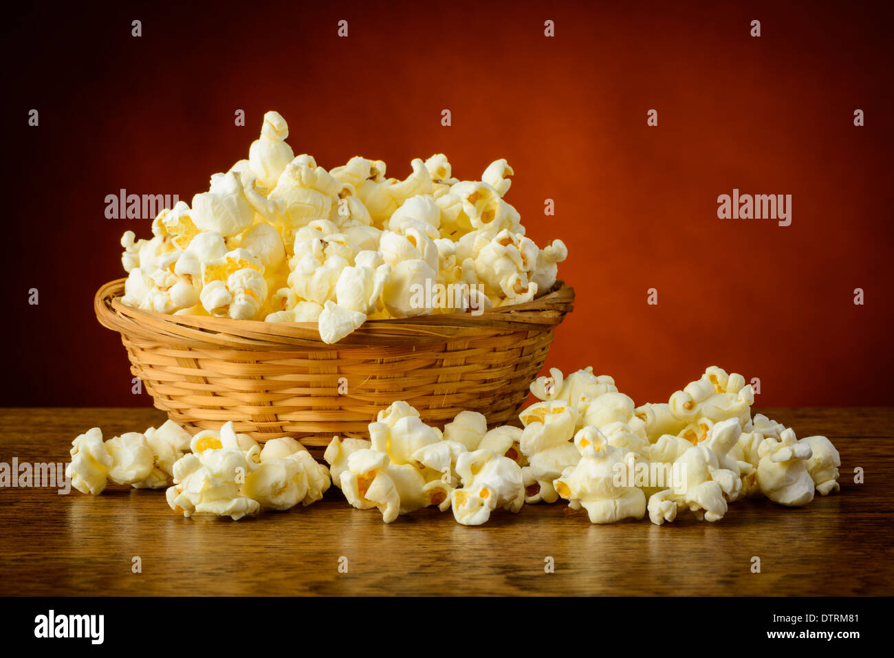 Ancora vita tradizionale con popcorn fatti in casa in un cestello Foto Stock