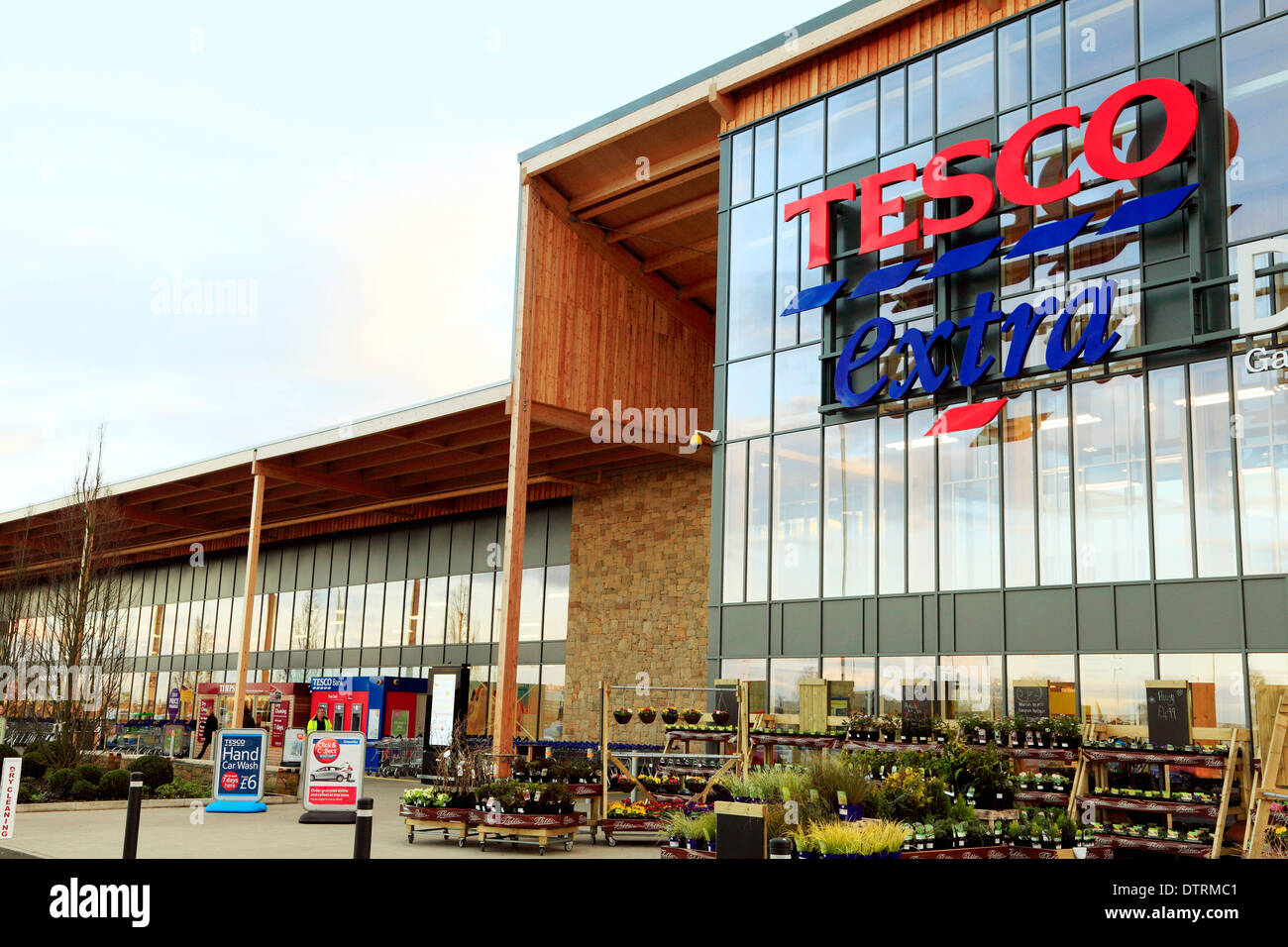 Tesco superstore extra, supermercato Kings Lynn Norfolk, Inghilterra REGNO UNITO British English supermercati logo logo Foto Stock