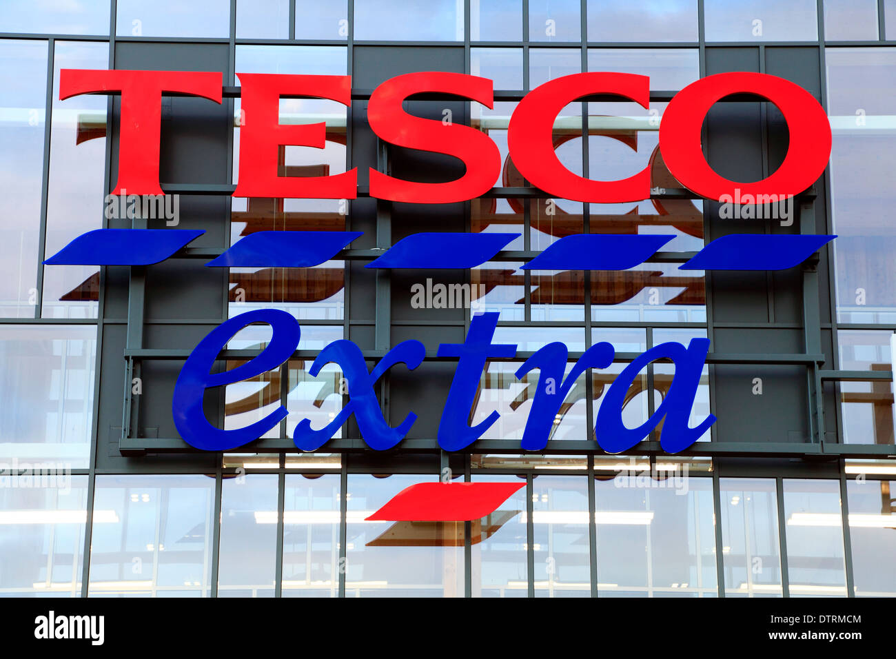 Tesco superstore extra, supermercato Kings Lynn Norfolk, Inghilterra REGNO UNITO British English supermercati logo logo Foto Stock