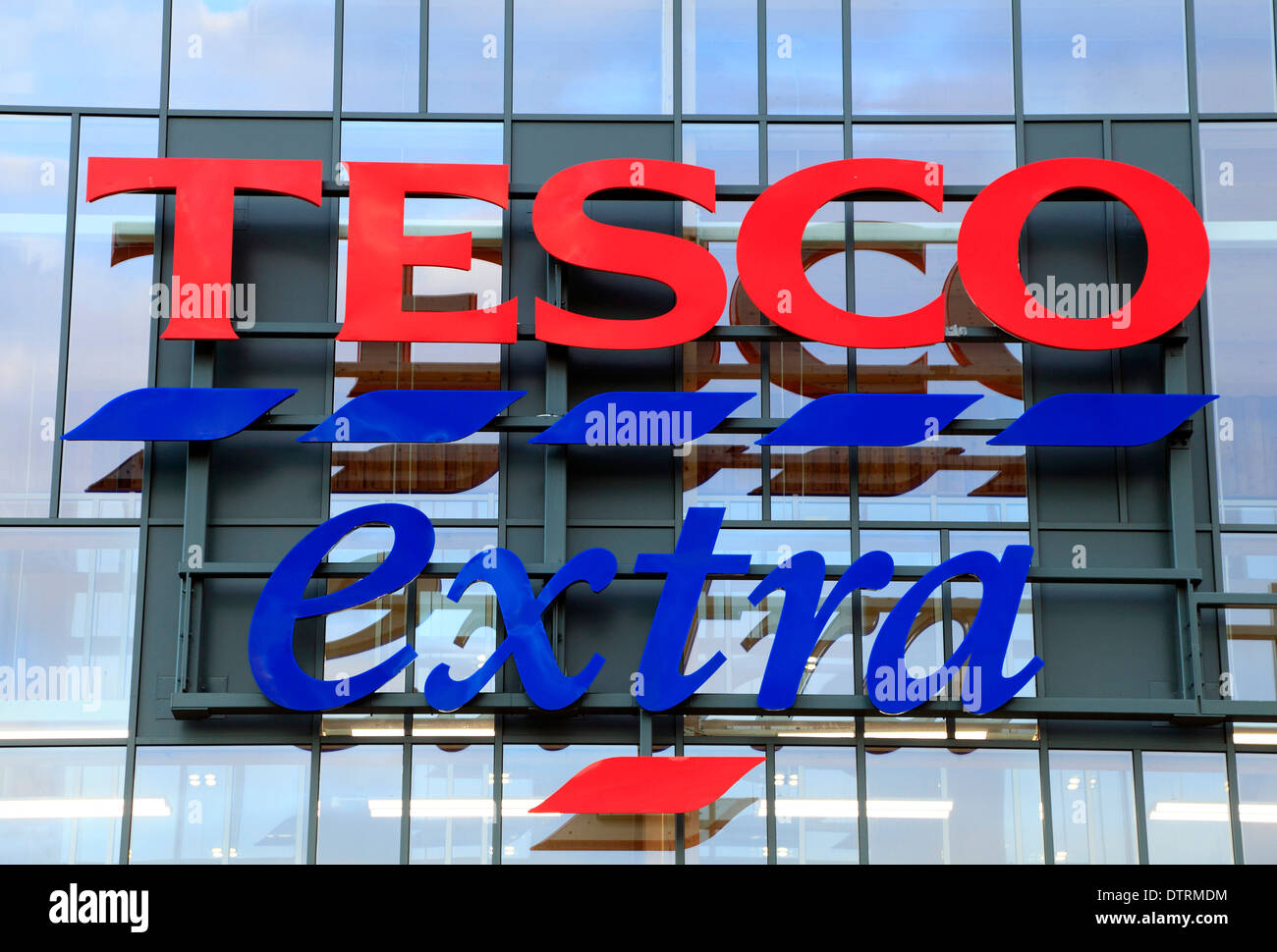 Tesco superstore extra, supermercato Kings Lynn Norfolk, Inghilterra REGNO UNITO British English supermercati logo logo Foto Stock