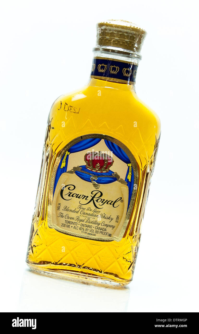 Gimli, Manitoba, Canada. 23 feb 2014. Crown Royal blended whisky canadese è stato introdotto nel 1939 da Seagram è in preparazione per il regnante Re Giorgio VI e della regina Elisabetta visita reale. Disponibile solo in Canada fino al 1964, corona reale, ben noto per la venuta in una mano blu reale sentito ditty bag, ora è il top delle vendite di whiskey canadesi sono stati uniti con vendite a livello mondiale di circa 500 milioni di dollari ogni anno. © David Bro/ZUMAPRESS.com/Alamy Live News Foto Stock