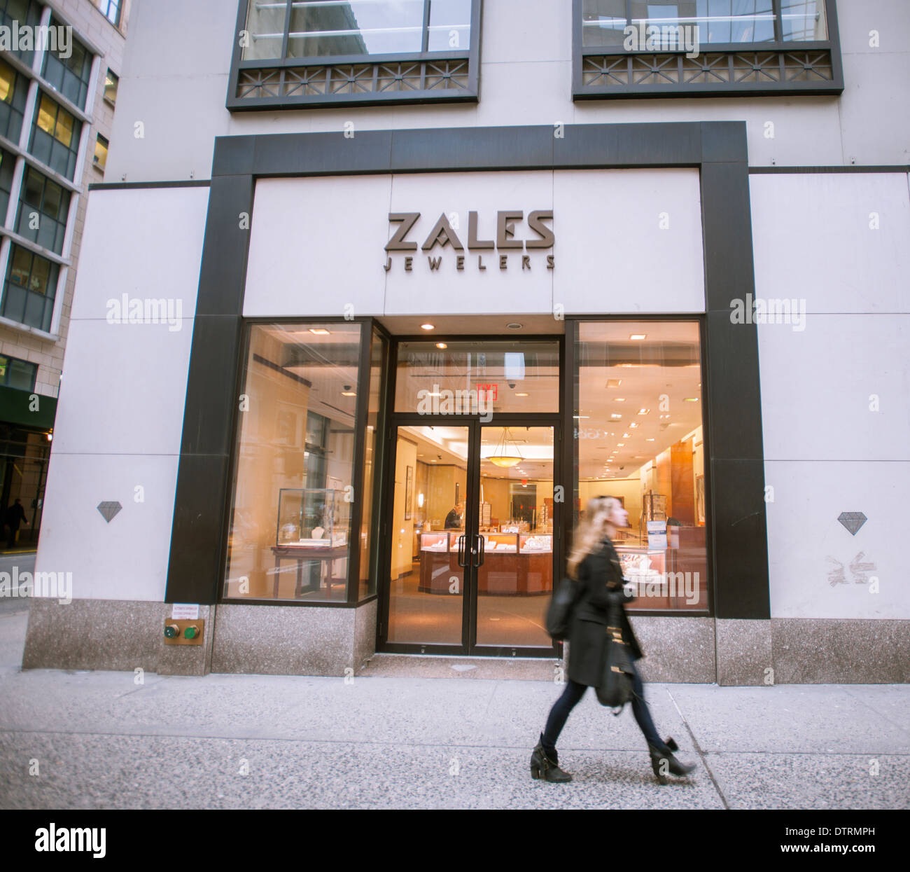 Un gioiellerie Zales store sulla Fifth Avenue a New York Foto Stock