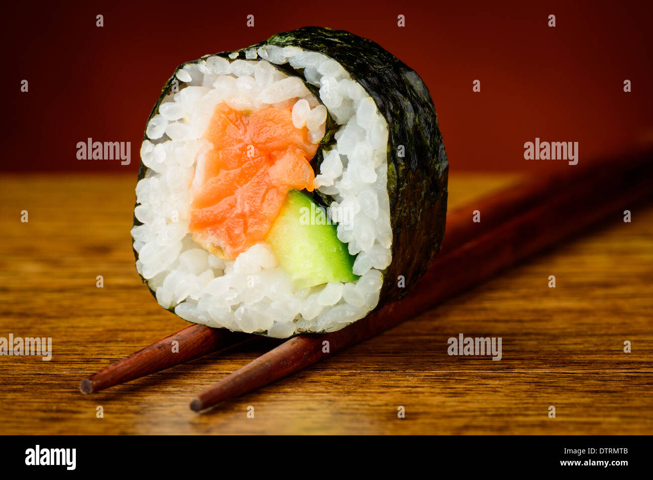 Futomaki sushi roll su bacchette Foto Stock