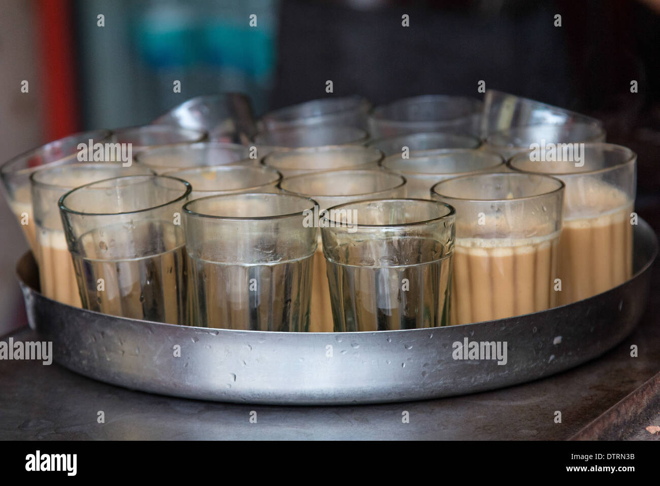 Vassoio di bicchieri di hot Indian Chai Tea Foto Stock