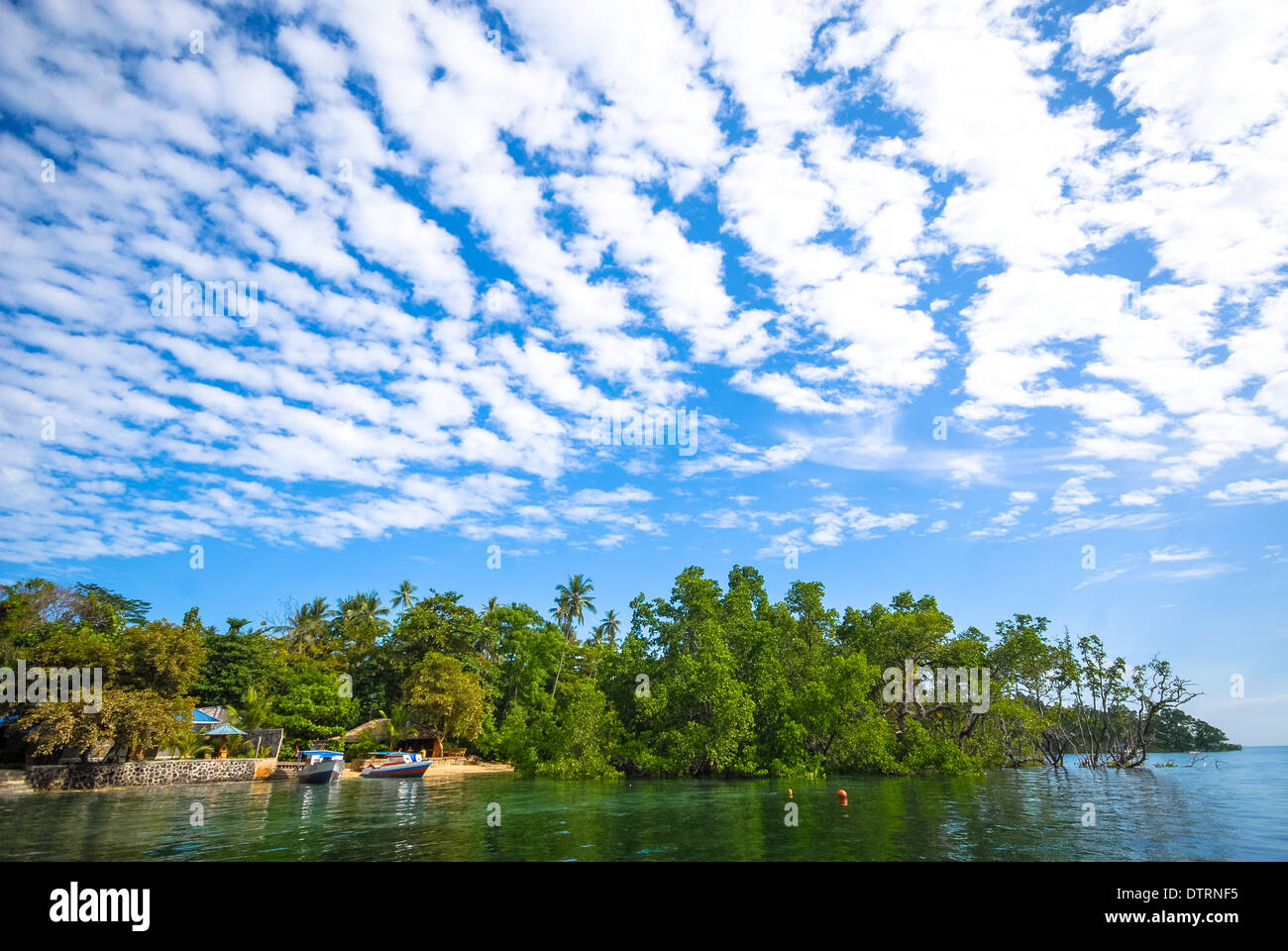 Altocumulus sopra Bunaken Island, isola di Sulawesi, Indonesia Foto Stock